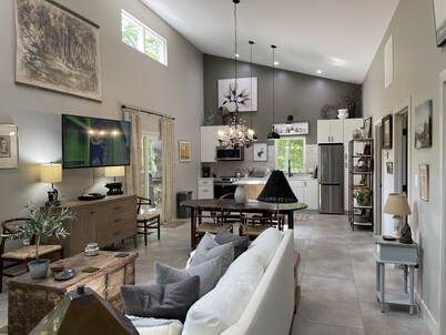 Luxurious 2BR Creekside Deckhouse w Saltwater Hot Tub