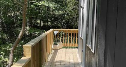 Luxurious 2 Bdrm Creekside Deckhouse Retreat