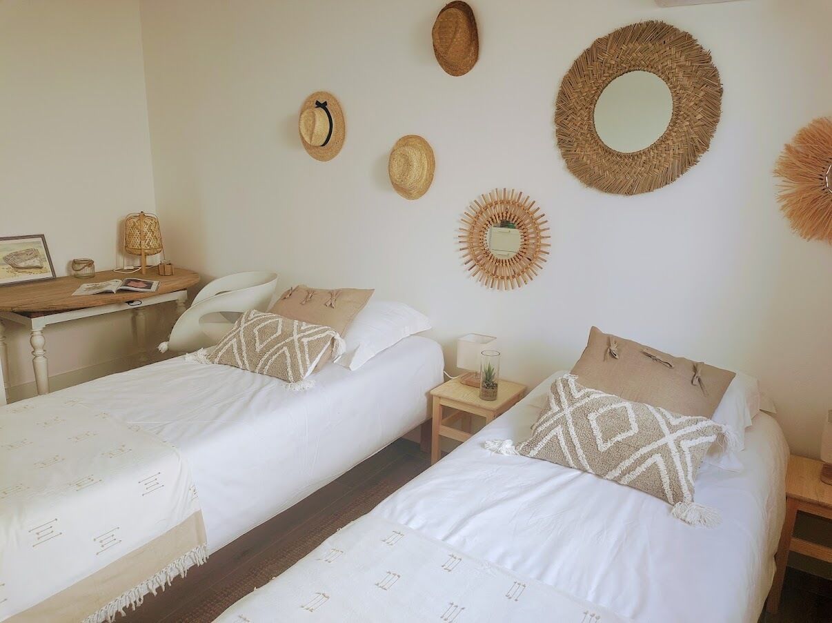 3 slaapkamers, een bureau, een strijkplank/strijkijzer, reisbedje