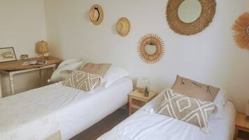 3 slaapkamers, een bureau, een strijkplank/strijkijzer, reisbedje