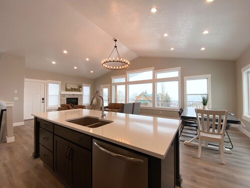 Bear Lake retreat with private Ideal Beach Resort Access!