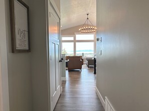 TV connectée, cheminée, jeux vidéo, lecteur de DVD