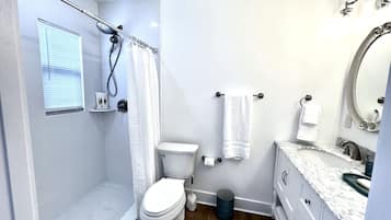 Douche, sĂšche-cheveux, serviettes fournies, savon