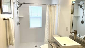Douche, sĂšche-cheveux, serviettes fournies, savon