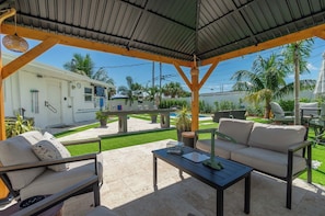 Outdoor dining - Nova Oasis :- Your private vacation playground (West Palm Beach)