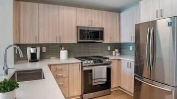 Microwave, dishwasher, coffee/tea maker, cookware/dishes/utensils