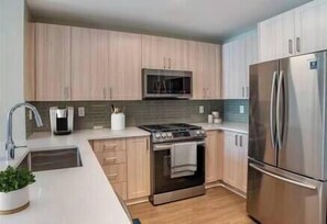 Mikrowelle, Geschirrspüler, Wasserkocher mit Kaffee-/Teezubehör