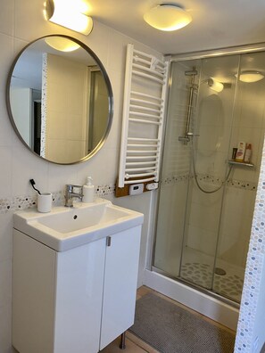 Dusche, Haartrockner, Handtücher