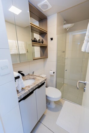 Appartement | Badkamer | Een douche, handdoeken