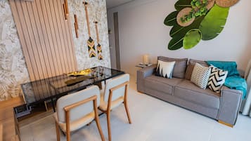 Apartamento bĂĄsico | Ărea de estar | Smart TV 42 polegadas com canais digitais, TV, Netflix