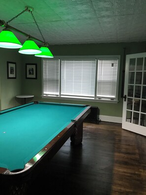Game room - Entire vintage 1920 1st floor apartment, walking distance to Soo Locks! (Sault Ste. Marie)
