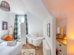5 bedrooms, free WiFi, bed sheets