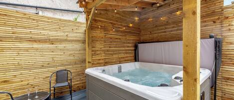 Bañera de hidromasaje al aire libre