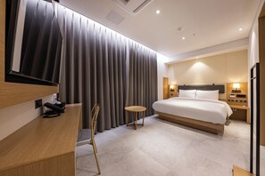 Decoración personalizada, muebles diferentes, escritorio y wifi gratis 