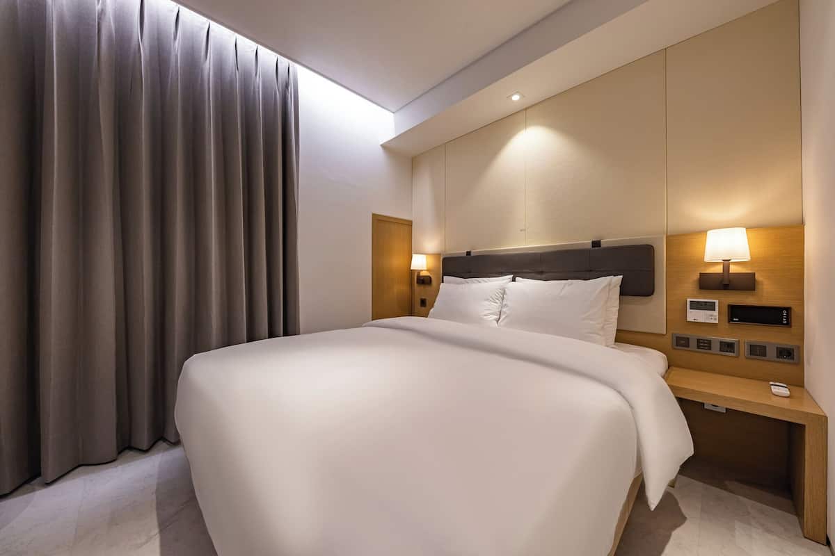 1 habitación, decoración personalizada, muebles diferentes y escritorio