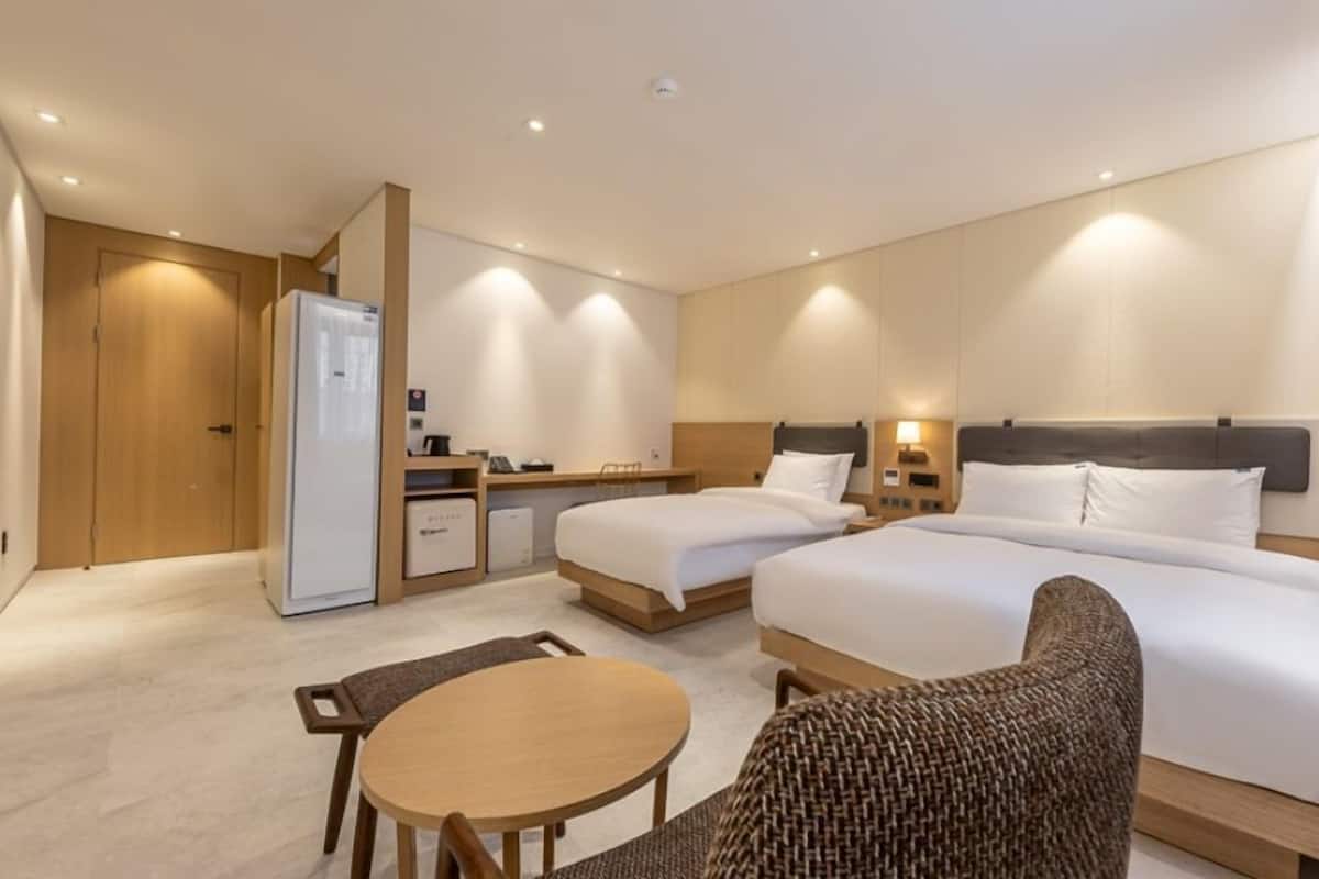 Kamar Twin Deluks | Meja kerja, Wi-Fi gratis, dan didekorasi berbeda-beda
