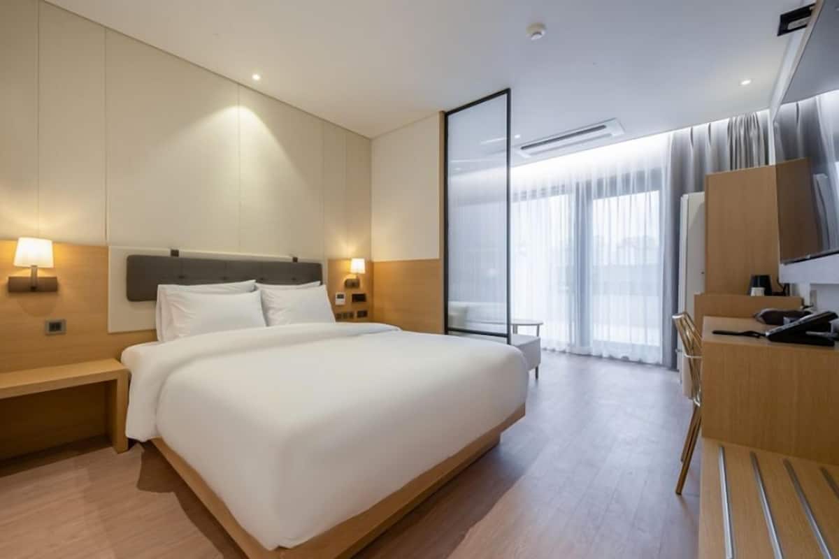 Suite | Meja kerja, Wi-Fi gratis, dan didekorasi berbeda-beda