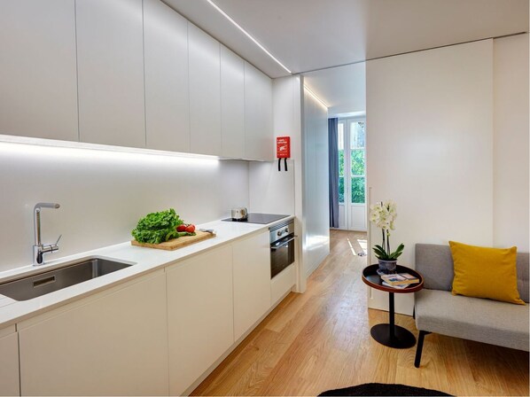 Réfrigérateur, micro-ondes, four, plaque de cuisson