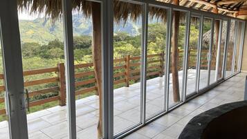 Una habitación con amplios ventanales que ofrecen vistas a un paisaje exuberante.