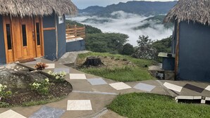 Edificio con techo de paja, puerta de madera y un letrero que dice 'California Ranch'.