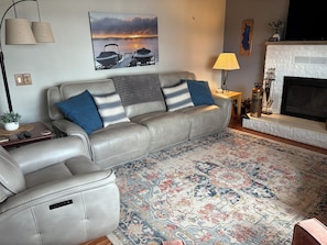 Smart TV, fireplace, books - Large Saratoga Lake House, close to all amenities , privacy of lake living.  (Ballston Spa)