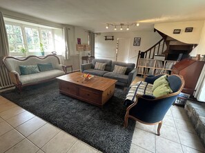 電視、壁爐、DVD 播放機、足球機