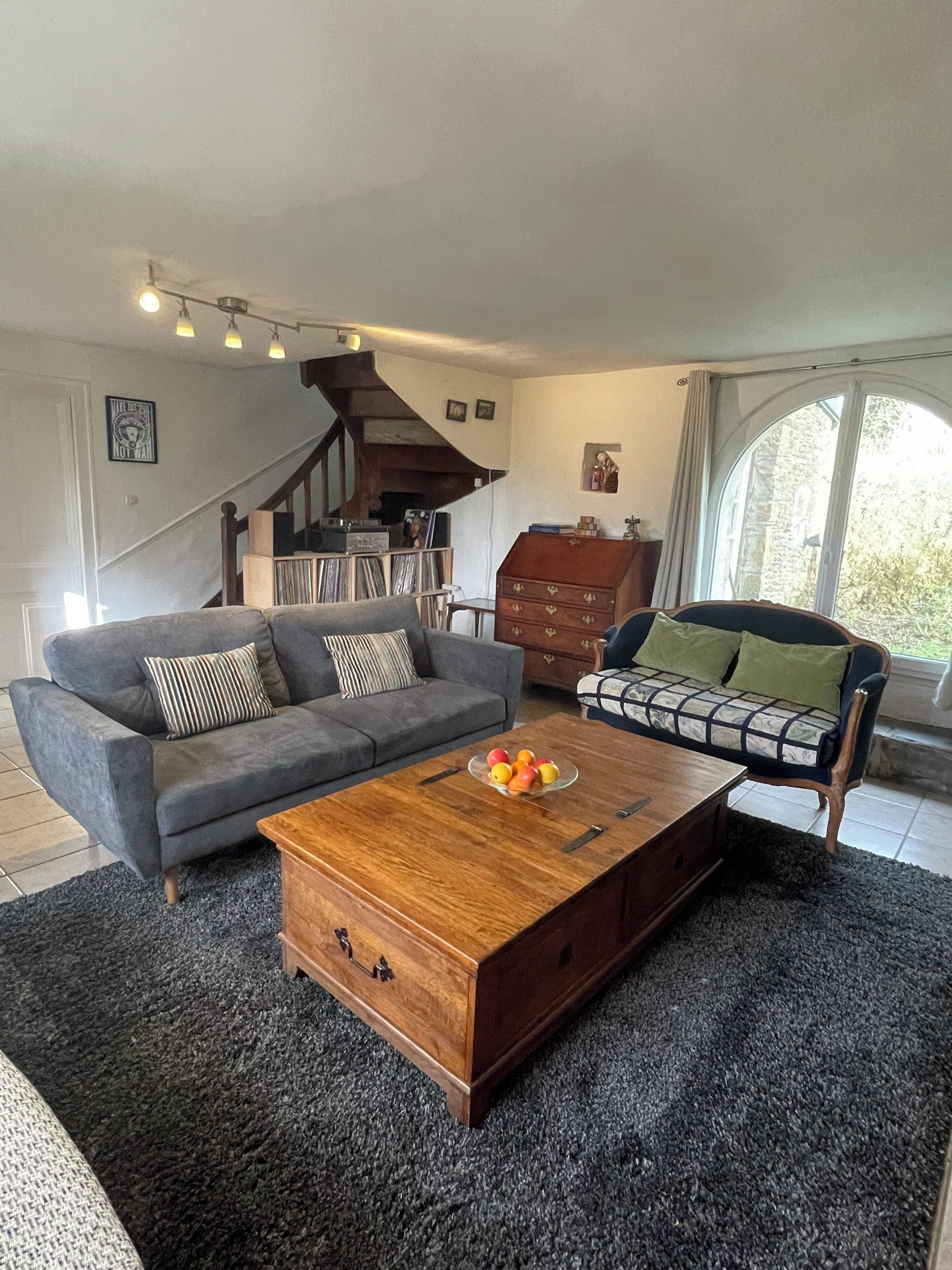 Een televisie, een open haard, een dvd-speler en tafelvoetbal