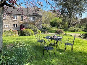 Outdoor dining - Farmhouse and Cottage with heated pool, Sleeps 9 (Saint-Nicolas-du-Pélem)