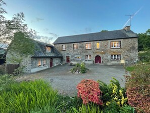 Exterior - Farmhouse and Cottage with heated pool, Sleeps 9 (Saint-Nicolas-du-Pélem)