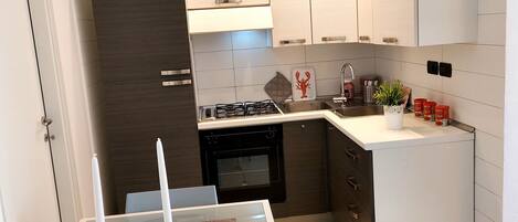 Réfrigérateur, four, plaque de cuisson, cafetière/bouilloire