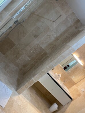 Shower, hair dryer, bidet, towels