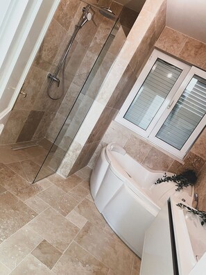 Dusche, Haartrockner, Bidet, Handtücher
