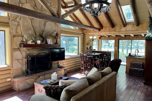 Smart-tv, een open haard, een dvd-speler en boeken