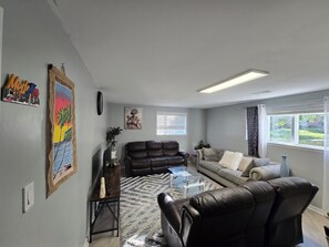 Televisión y oficina 