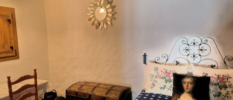 1 slaapkamer, een bureau, een strijkplank/strijkijzer, wifi