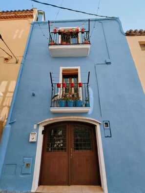 Exterior detail - THE Blue House OF THE Costa Brava Arlet s Corner (Castelló d'Empúries)