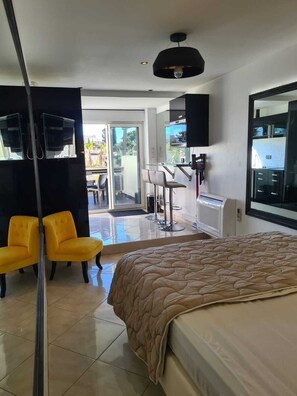 1 bedroom, bed sheets