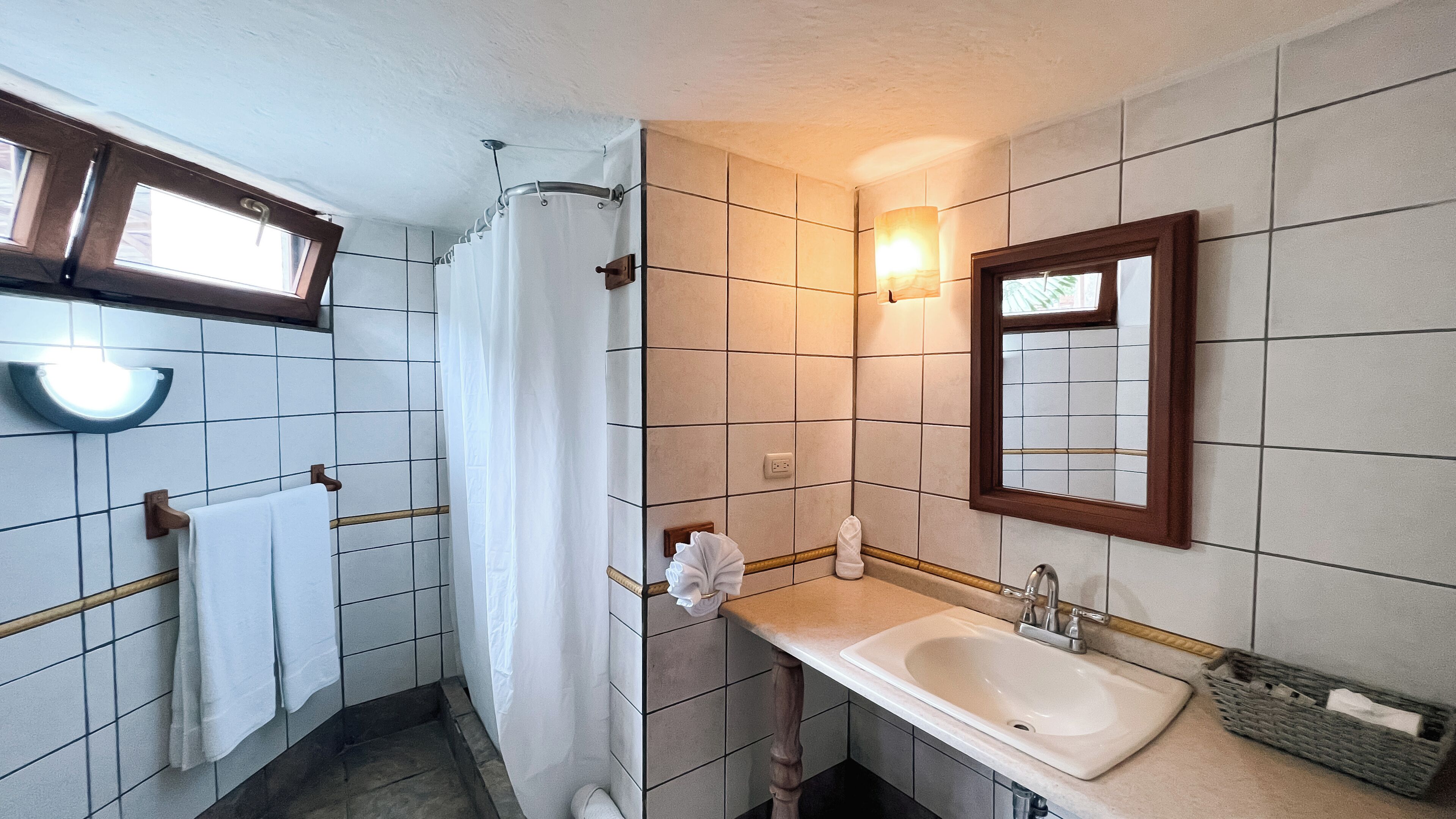 Quarto casal conforto, 2 camas de casal, varanda, vista para o jardim | Banheiro | Chuveiro, chuveiro com efeito de chuva