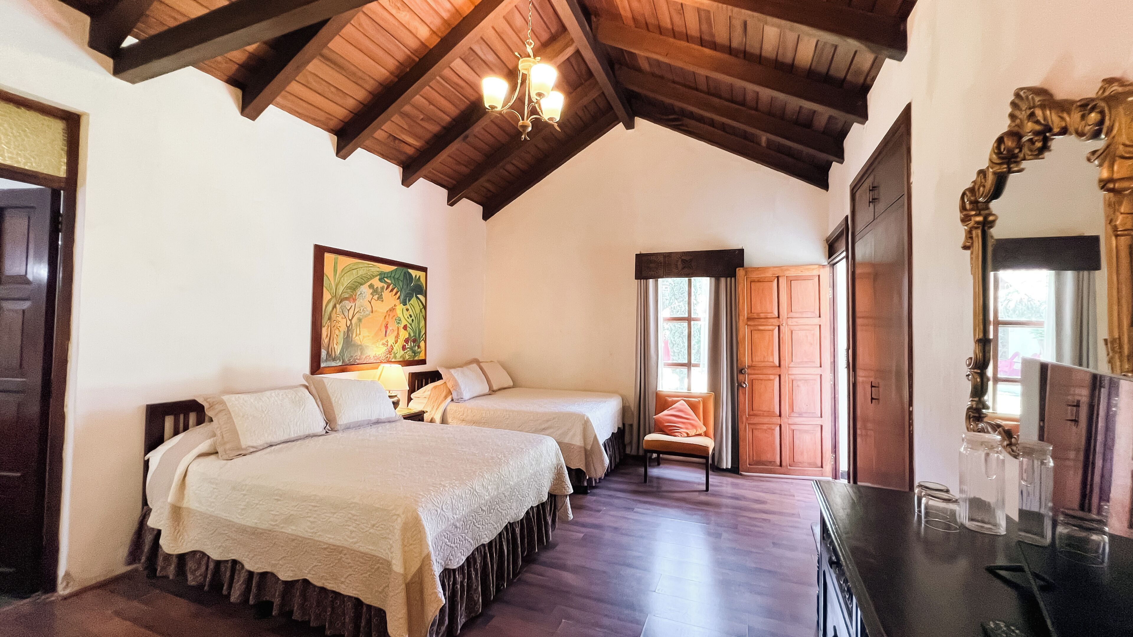 Quarto casal conforto, 2 camas de casal, varanda | Roupas de cama premium, edredons de pluma, escrivaninha