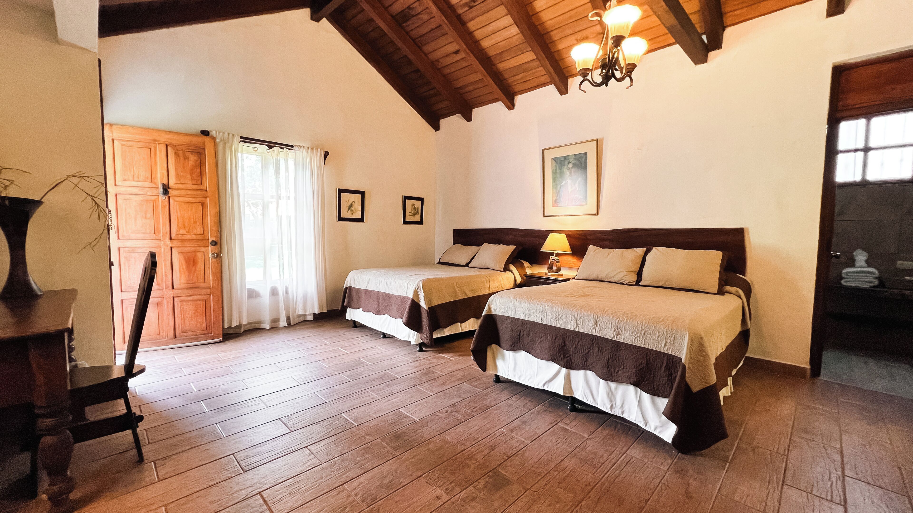 Ropa de cama de alta calidad, cubrecamas y escritorio 