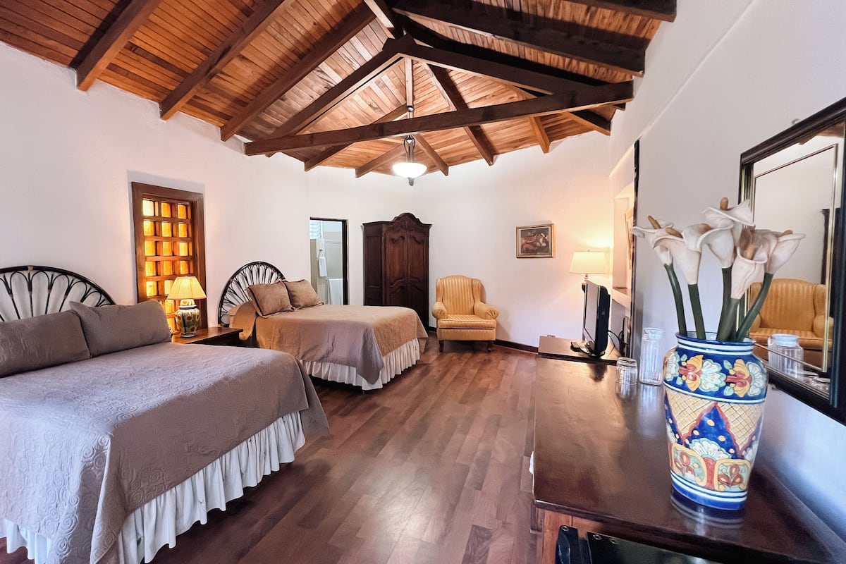 Ropa de cama de alta calidad, cubrecamas y escritorio