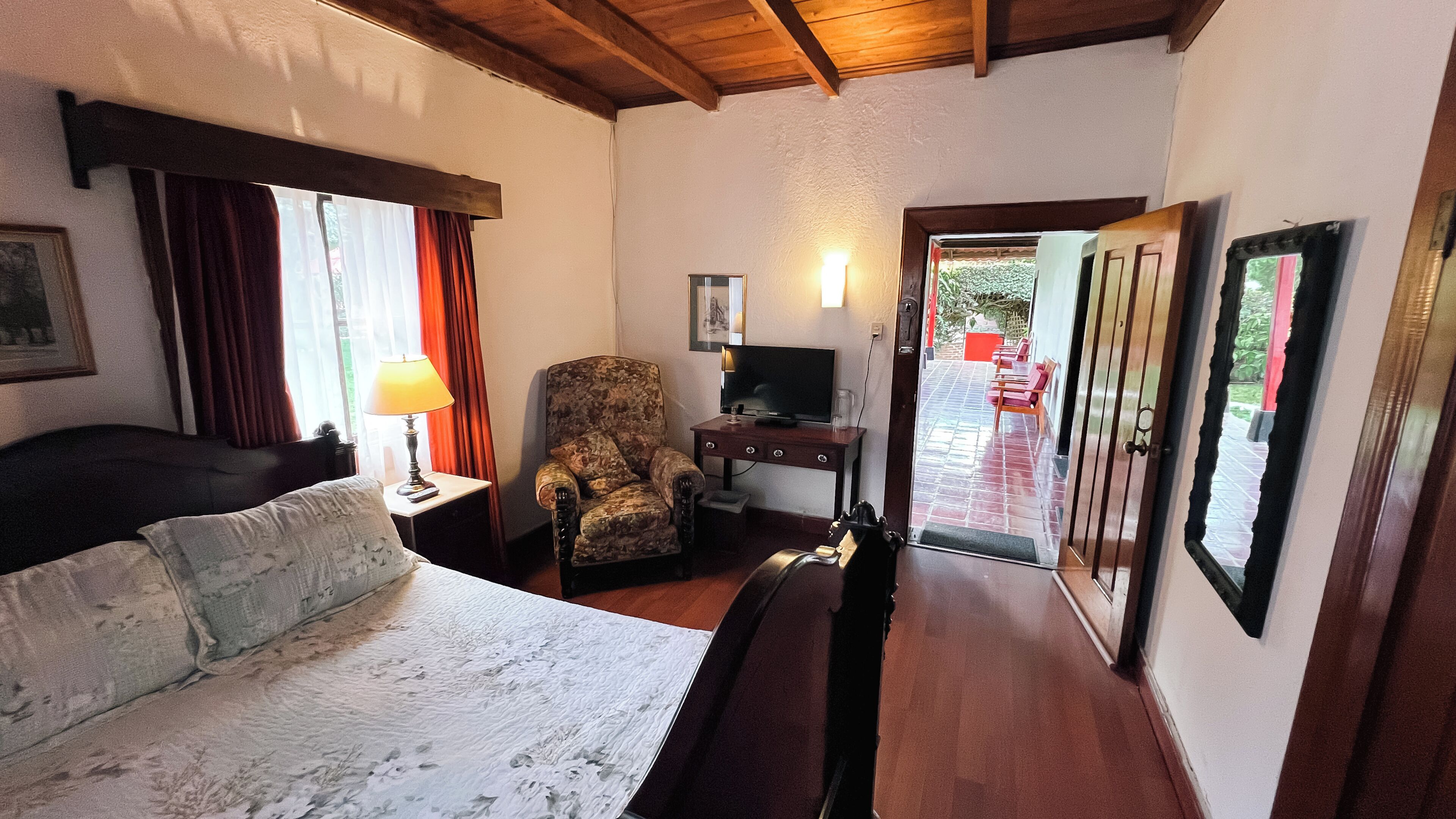 Habitación estándar, patio | Ropa de cama de alta calidad, edredones de plumas, escritorio