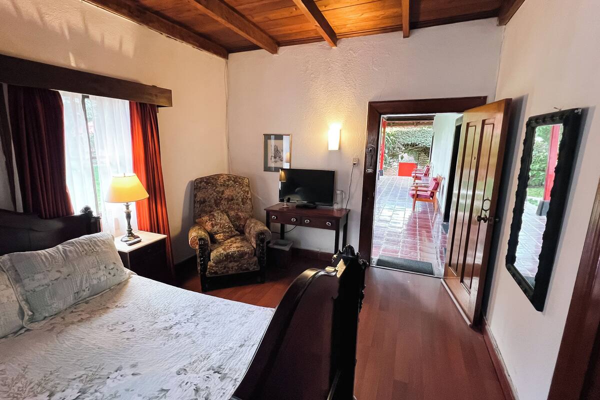 Ropa de cama de alta calidad, cubrecamas y escritorio