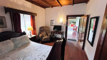 Quarto standard, varanda | Roupas de cama premium, edredons de pluma, escrivaninha