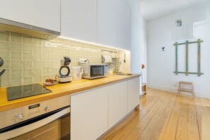 Een magnetron, een oven, een kookplaat, een vaatwasser