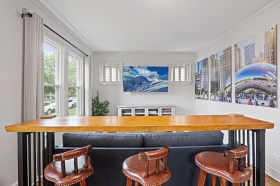 Berwyn Bungalow - Explore Chicago from a Modern, Hip Bungalow vacation home. 