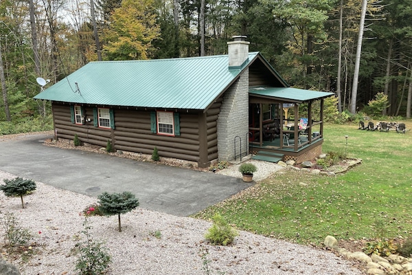 Log cabin off the main road, semi-private, quiet, surrounded by 3 sides of woods
