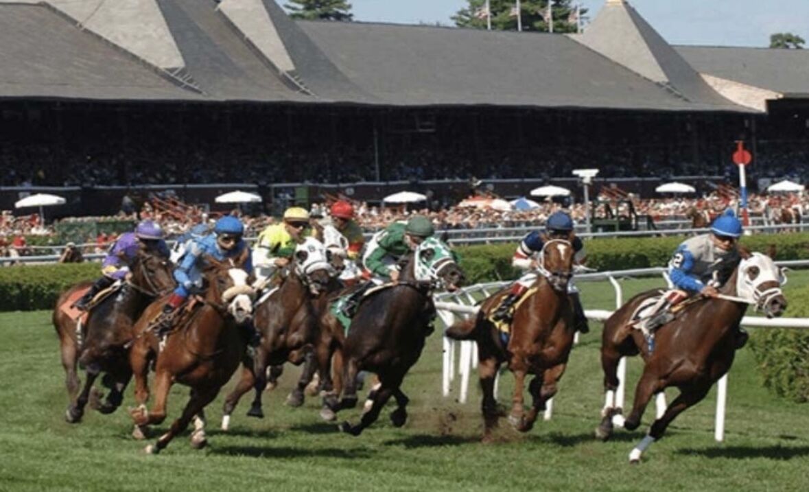 Una carrera de caballos con jinetes.