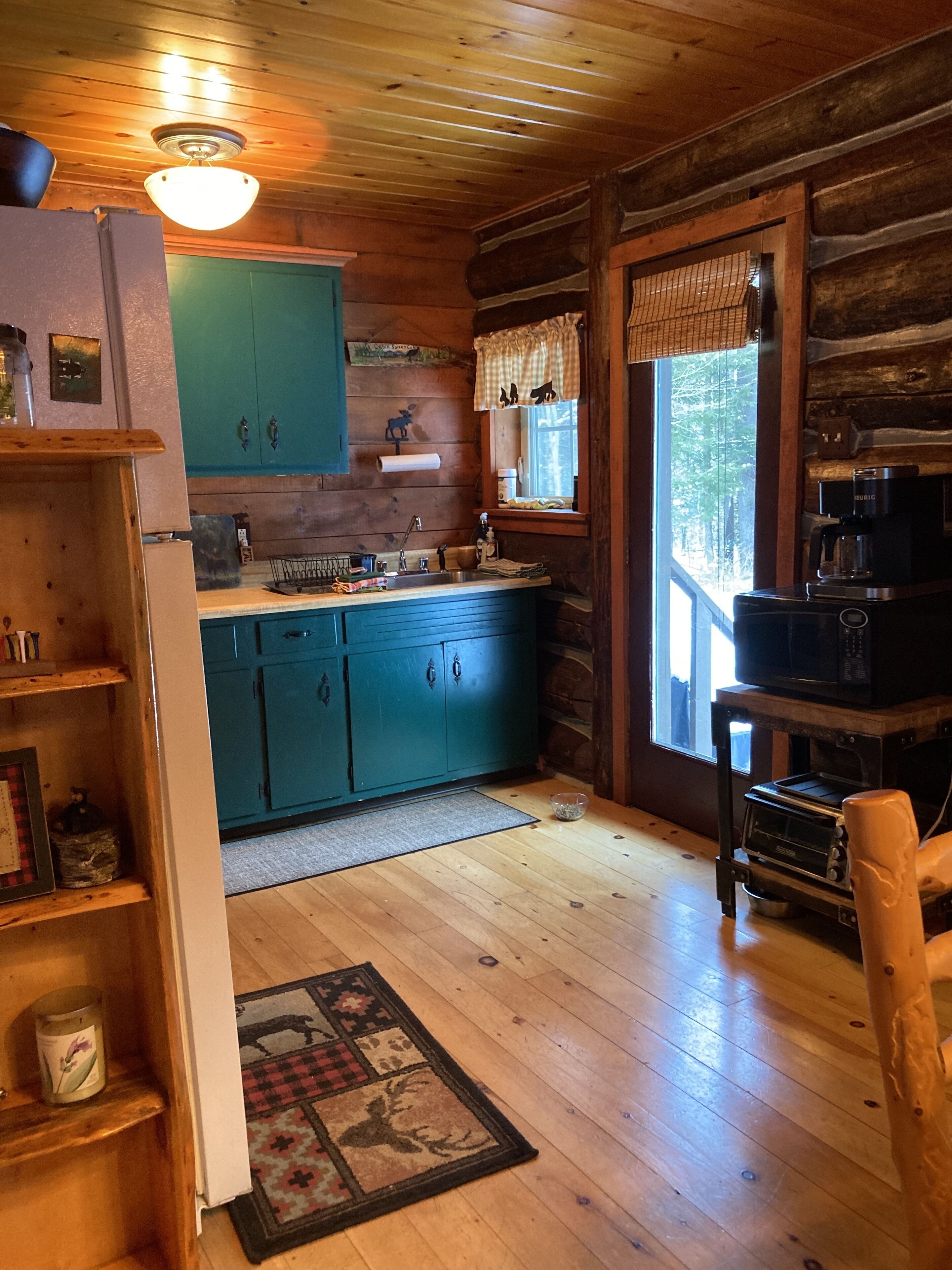 Een magnetron, een oven, een kookplaat, eettafels