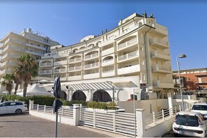 Exterior - Directly on Rimini's beach and Europe's most beautiful promenade Regina1 (Rimini)